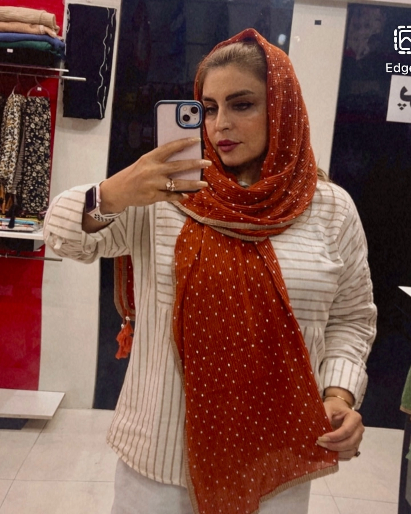 شال برشکا طرح دارفقط رنگ کرم و مشکی موجود
